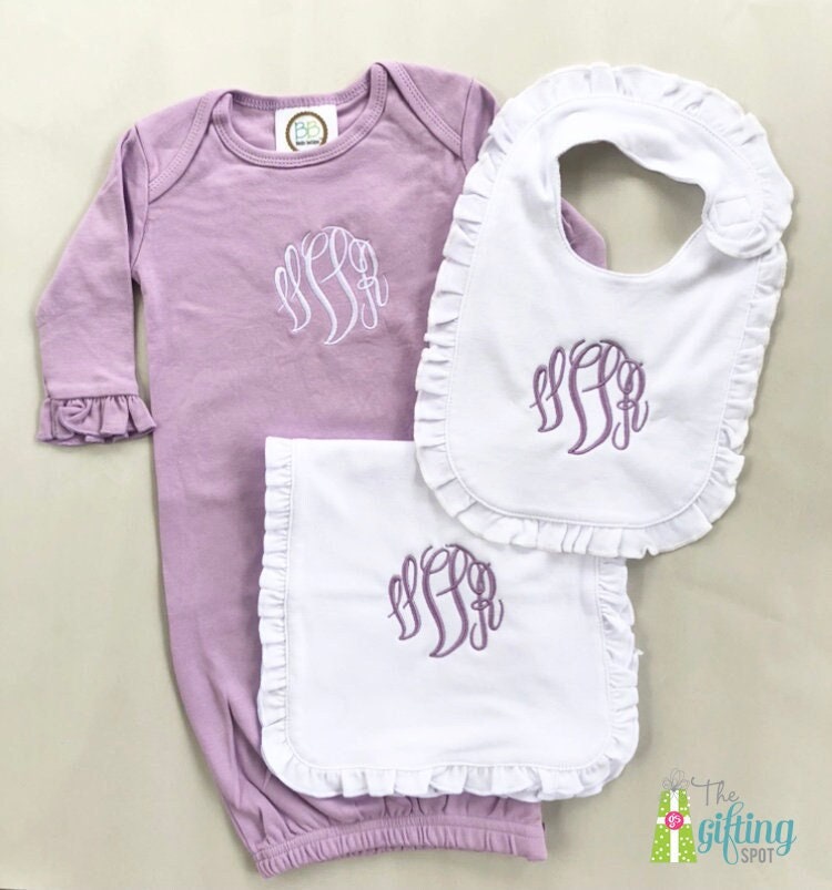 Monogramm Baby Mädchen Set, Personalisierte Rüschen Lätzchen, Spucktuch, Kleid, Oder Name Geschenkset, Babypartygeschenk von Etsy - TheGiftingSpot
