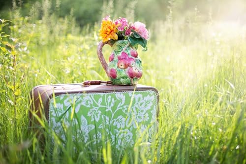 Vase auf Koffer im Gras – 5000-teiliges Holzpuzzle – Puzzle zum Selbermachen, Sammlerstücke, Moderne Heimdekoration von FiXizy