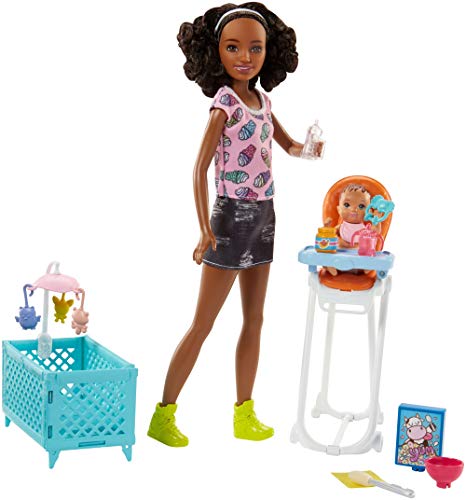 Mattel Barbie FHY99 "Skipper Babysitters Inc." Puppen und Hochstuhl Spielset (schwarzhaarig) von Barbie