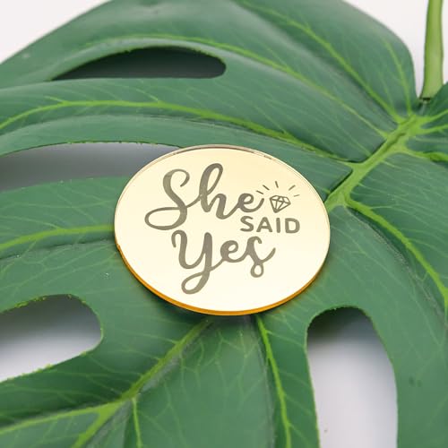 3 Little Desserts Cupcake-Topper mit Gravur "She Said Yes" – Cupcake-Topper für Junggesellinnenabschied – Verlobungs-Cupcake-Topper – Acryl-Spiegel-Kuchenaufsatz – Gold von 3 LITTLE DESSERTS