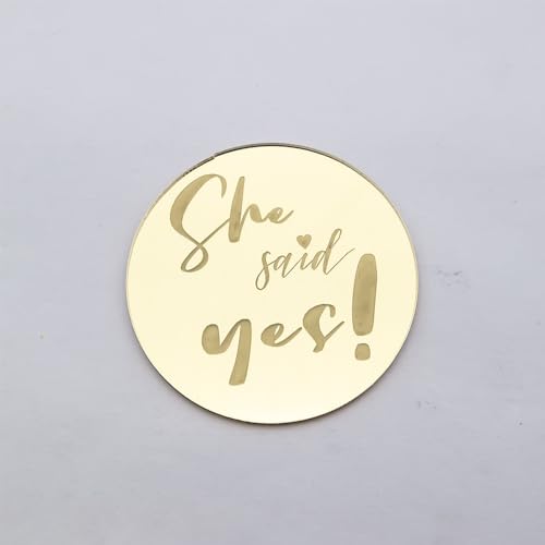 Cupcake-Topper mit Gravur "She Said Yes" – Cupcake-Topper für Junggesellinnenabschied – Verlobungs-Cupcake-Topper – Acryl-Spiegel-Kuchenaufsatz – Gold von 3 LITTLE DESSERTS