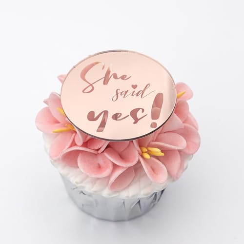 Cupcake-Topper mit Gravur "She Said Yes" – Cupcake-Topper für Junggesellinnenabschied – Verlobungs-Cupcake-Topper – Acryl-Spiegel-Kuchenaufsatz – Roségold von 3 LITTLE DESSERTS