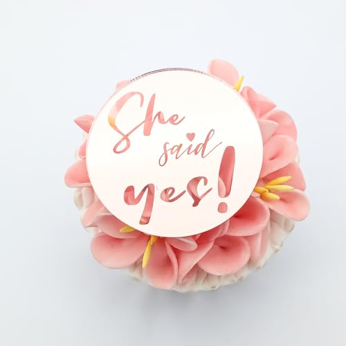 Cupcake-Topper mit Gravur "She Said Yes" – Cupcake-Topper für Junggesellinnenabschied – Verlobungs-Cupcake-Topper – Acryl-Spiegel-Kuchenaufsatz von 3 LITTLE DESSERTS