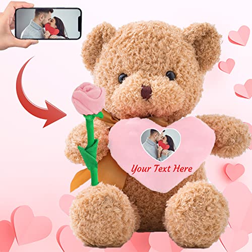 ADORSUN Personalisiert ValentinsGeschenke Teddybär mit Herz, Personalisierte Teddybär mit Rose und Schleife mit Namen+ Foto, ValentinsGeschenke für Männer Geburtstagsgeschenk für Frauen (25cm) von ADORSUN