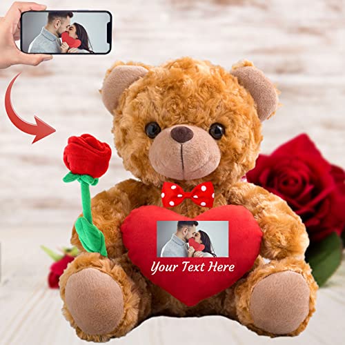 ADORSUN Teddybär mit Rose und Schleife mit Personalisierter Text+ Foto, Teddybär mit Herz für Valentinstag Hochzeit Jubiläum ValentinsGeschenke Mann sie Besondere ValentinsGeschenkee (20cm) von ADORSUN