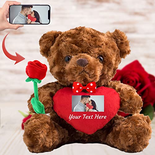 ADORSUN Teddybär mit Rose und Schleife mit Personalisierter Text+ Foto, Teddybär mit Herz für Valentinstag Hochzeit Jubiläum ValentinsGeschenke Mann sie Besondere ValentinsGeschenkee (20cm) von ADORSUN