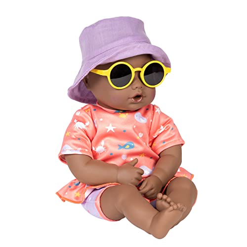 ADORA Beach Baby Afroamerikanische Puppe mit sonnenaktivierten Sommersprossen, Kleidung & Accessoires Set, Entzückende Babypuppe aus exklusivem QuickDri Vinyl Geburtstagsgeschenk ab 1 Jahren - Baby von Adora