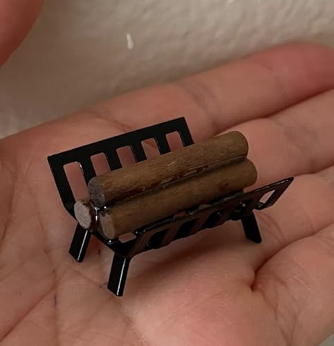 Miniatur-Kamin mit Holzscheiten, 1:12 Maßstab Puppenhauszubehör, schwarzes Metallgestell, 1,3 cm Höhe von Air-Ads Supplies