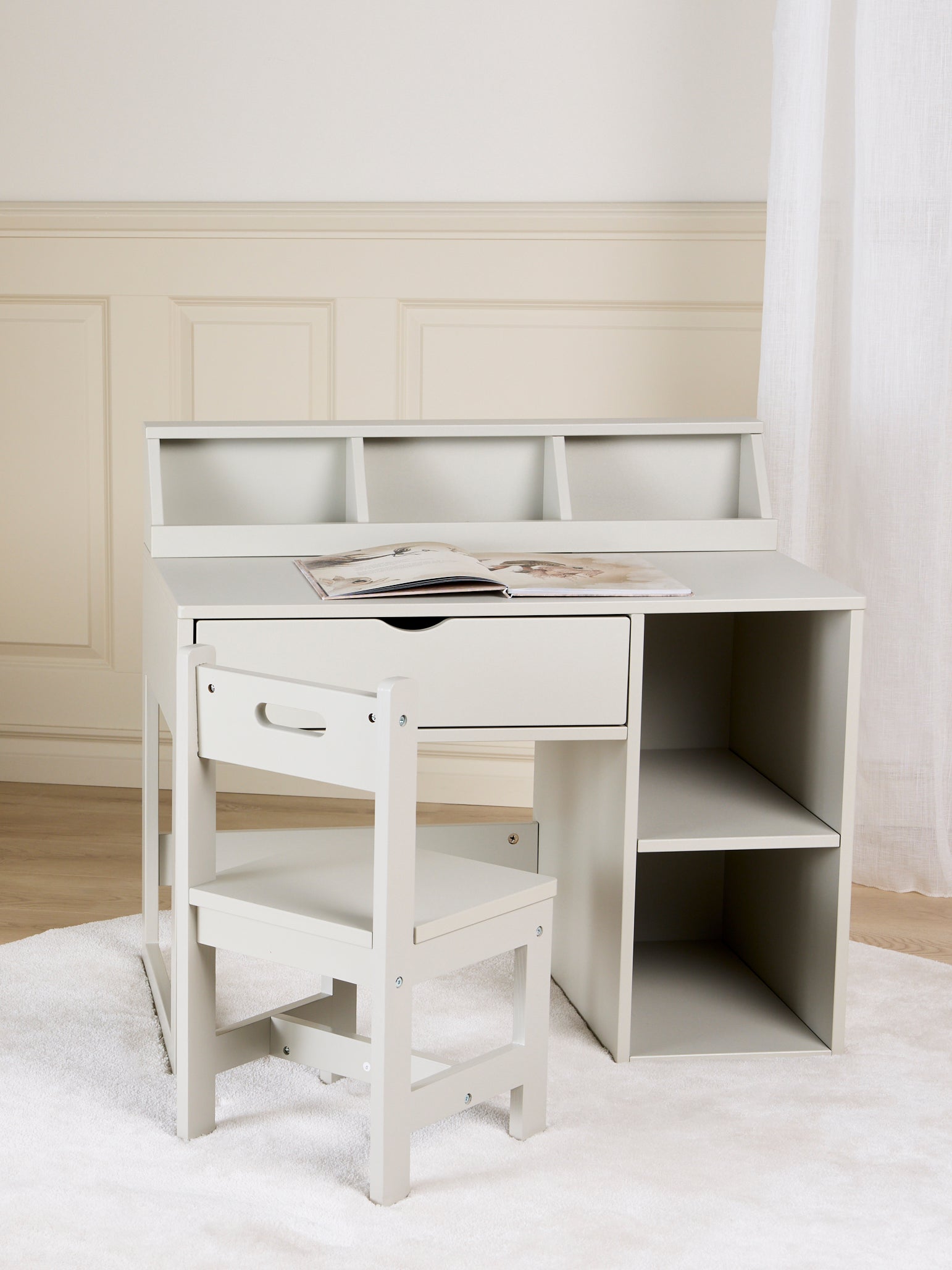 Alice & Fox FAY Schreibtisch mit Stuhl, Light Grey Alice & Fox FAY Schreibtisch mit Stuhl, Light Grey von Alice & Fox