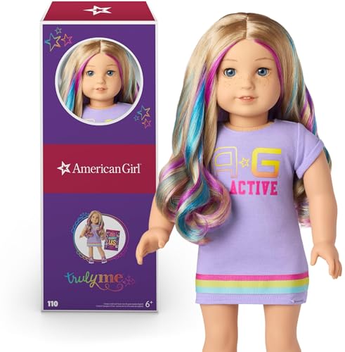 American Girl Truly Me 18 Zoll Puppe 110 mit hellblauen Augen, gewelltes Blondes Haar mit lila und blauen Strähnchen, helle Haut mit warmen olivfarbenen Untertönen, lila bedrucktes T-Shirt-Kleid von American Girl