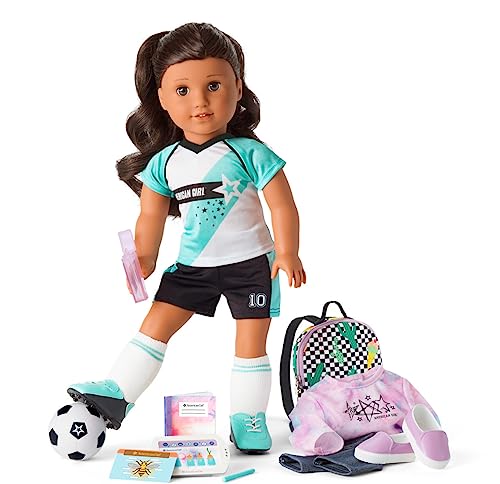 American Girl Truly Me 45,7 cm Puppe 82 & Schultag zum Fußballspielset mit Zubehör, Uniform und Ball, ab 6 Jahren von American Girl