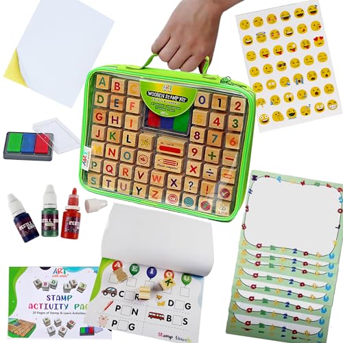 Holzstempelset für Kinder mit Alphabet-Stempeln und Transportkoffer 72-TLG. - Buchstaben, Zahlen, Emojis, 3-farbiges waschbares Stempelkissen, 3 Nachfüllflaschen, Aktivitätsbuch & mehr – 1 2 3/A B C von Art with smile