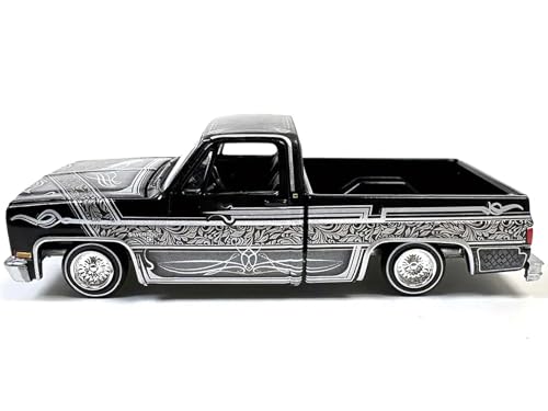 Auto World 1983 Chevrolet Silverado Pickup Truck Schwarz mit Silber Grafik Lowriders Serie Limited Edition auf 3600 Stück Weltweit 1/64 Druckguss Modellauto von Auto World