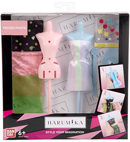 Bandai Harumika – Designer-Set Deluxe – Thema Frozen Fruits – Bastelset – Kreiere ohne Nadel und Faden Deine eigene Mode – 40431 von Bandai