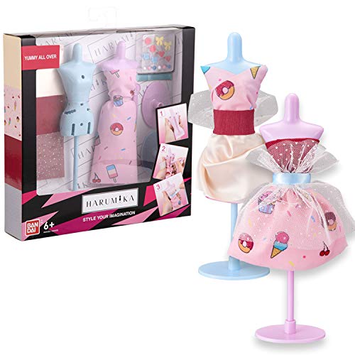 Bandai Harumika – Designer-Set Deluxe – Thema Yummy All Over – Bastelset – Kreiere ohne Nadel und Faden Deine eigene Mode – 40433 von BANDAI