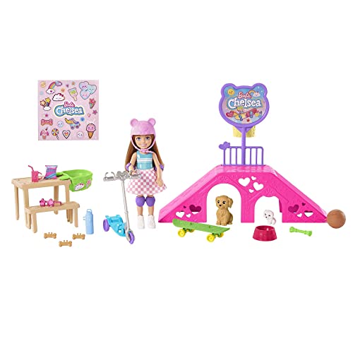 Barbie Chelsea Serie, Chelsea mit braunen Haaren, Roller, Skateboard, Skaterrampe, Hund, Zubehör, 1x Chelsea Puppe, Geschenk für Kinder, Spielzeug ab 3 Jahre,HJY35 von Barbie