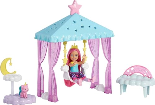 Barbie Dreamtopia, Chelsea Puppe mit rosa Haaren, gelbe Einhornkrone, rosa Einhornkatze, Wolken und Sterne Fantasieschaukel, Accessoires, Geschenk für Kinder, Spielzeug ab 3 Jahre,HLC27 von Barbie