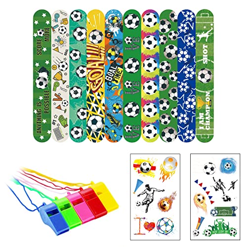 BEIIEB 25 Stück Fußball-Armband, Fußball-Schnapparmband, Armband mit 2 Fußball-Tattoo-Aufklebern und 5 bunten Pfeifen für Kindergeburtstage, Geschenkfüller, etc. von BEIIEB