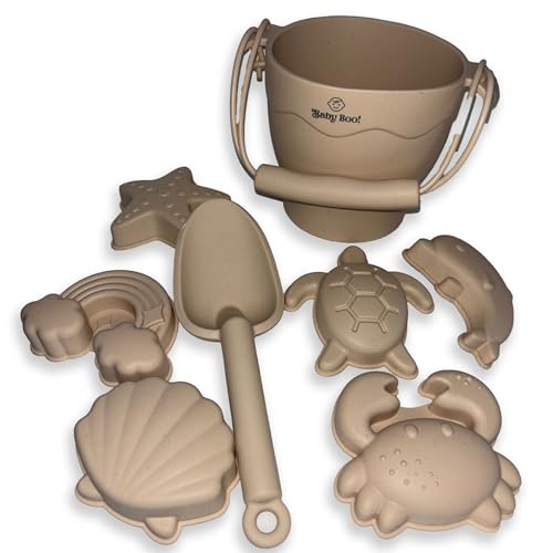 Baby Boo!® Sandspielzeug Set aus Silikon [8-teilig] Strandspielzeug, Sandkastenspielzeug, Eimer, Schaufel und 6 Förmchen in dezenten modernen Farben mit Netzbeutel (Creme) von Baby Boo!