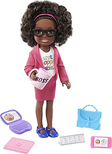 Barbie GTN93 - Chelsea-Karrierepuppe mit berufsbezogenem Outfit und zugehörigem Zubehör, Spielzeug ab 3 Jahren von Barbie