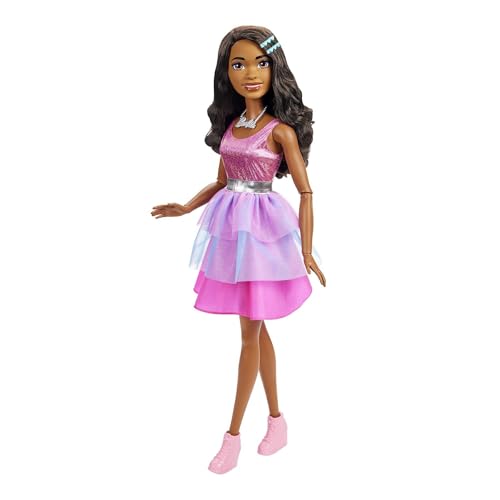 Barbie – Extra große bewegliche Puppe (71 cm) mit schwarzen Haaren und pinkfarbenem Kleid, Vorschulkinder, HJY03 von Barbie