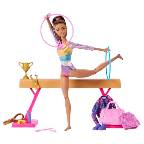 Barbie Turnspaß-Spielset - über 10 thematisch passenden Teilen für siegreiche Geschichten, bunt schimmernder Gymnastikanzug und Blondes Haar in Pferdeschwanz, für Kinder ab 3 Jahren, HRG53 von Barbie