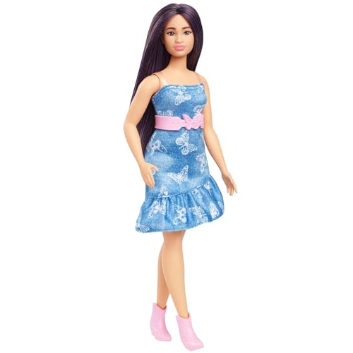 Barbie Fashionistas-Puppe Nr. 231 mit violettem Haar, trägerlosem Denim-Kleid mit Schmetterlingsdruck mit rosa Gürtel und Stiefeln, HYT89 von Barbie