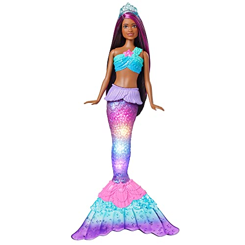 Barbie HDJ37 Brooklyn Zauberlicht Meerjungfrau (30 cm, Braune Haare) Mit Wasseraktivierter Leuchtfunktion Und Pinken Strähnen, Spielzeug Geschenk Für Kinder Ab 3 Jahren von Barbie