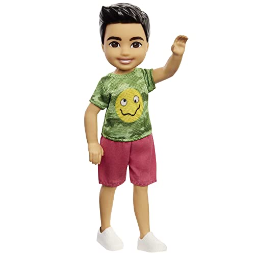 Mattel - Barbie Chelsea Friend Boy Doll, Wearing Camo T-Shirt, Shorts and White Sneakers von Barbie