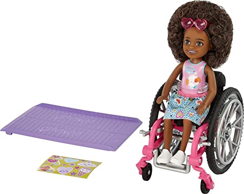 Barbie Chelsea Puppe & Rollstuhl mit beweglichen Rädern, Rampe, Stickerbogen & Zubehör, kleine Puppe mit lockigem braunem Haar von Barbie
