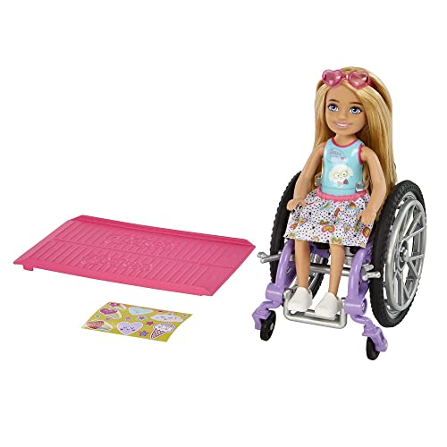 Barbie Chelsea Serie, Fashionista Chelsea Puppe mit blonden Haaren, Kleid, Sonnenbrille, Rollstuhl und Rampe, Aufkleber, Geschenk für Kinder, Spielzeug ab 3 Jahre,HGP29 von Barbie