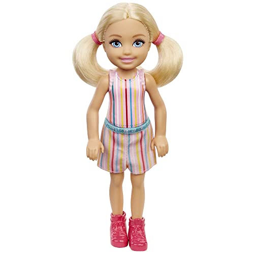 Mattel - Barbie Chelsea Friend Doll, Wearing Striped Shirt and Shorts and Pink Boots von Barbie