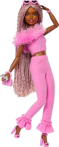 Barbie Deluxe Style-Puppe Nr. 4 mit Barbiecore-Outfit, rosa und braunen geflochtenen Zöpfchen, weichem rosafarbenem Oberteil mit pelzigem Kragen und passender Hose sowie Accessoires, HYV28 von Barbie