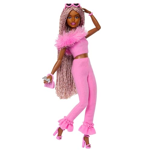 Barbie Deluxe Style-Puppe Nr. 4 mit Barbiecore-Outfit, rosa und braunen geflochtenen Zöpfchen, weichem rosafarbenem Oberteil mit pelzigem Kragen und passender Hose sowie Accessoires, HYV28 von Barbie