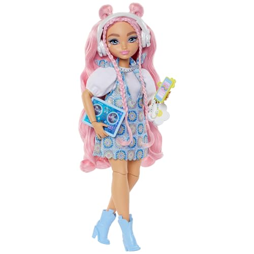 Barbie Dream Besties Puppe und Accessoires, bewegliche Daisy Jean-Modepuppe mit ausziehbaren Moden und welligem, pinkem Haar, 9 Teile zum Thema DJ und Musik, JDD74 von Barbie