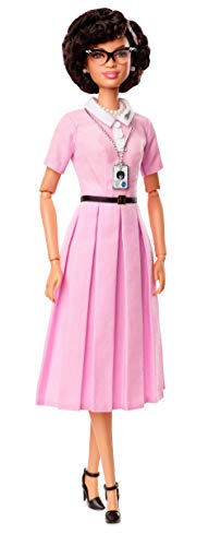 Barbie FJH63 - Signature Katherine Johnson, Naturwissenschaftlerin und Mathematikerin, NASA Inspiring Women Collector Puppe für Sammler von Barbie