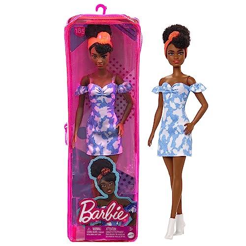 Barbie Fashionistas Puppe, Schwarze schwarzen Locken, Schulterfreies Jeanskleid, Haargummi, Schuhe, inkl. Barbiepuppe, Geschenk für Kinder, Spielzeug ab 3 Jahre,HBV17 von Barbie