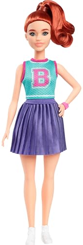 Barbie Fashionistas-Puppe Nr. 232 mit rotem Haar, sportlichem Jersey-Oberteil mit B-Aufdruck, violettem Faltenrock, Armbanduhr und Sneakern, HYT90 von Barbie