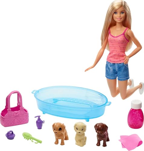 Barbie GDJ37 - Hundebad Spielset mit Puppe und drei Welpen sowie Zubehör, Puppen Spielzeug ab 3 Jahren von Barbie