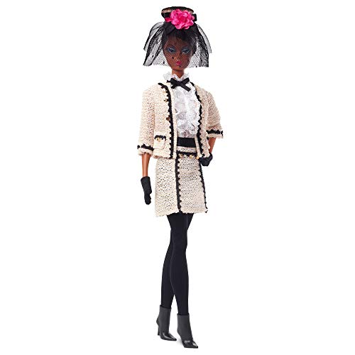 Barbie GHT65 - Fashion Model Kollektion Best to A Tea Puppe, ca. 30 cm groß, Signature Puppe mit Silkstone-Körper, cremefarbenem Bouclé-Anzug und Echtheitszertifikat von Barbie