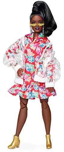 Barbie GHT94 BMR 1959 Streetwear Signature bewegliche Puppe brünett, mit transparenter Bomberjacke und Kapuzenkleid, inkl. Accessoires und Puppenständer von Barbie