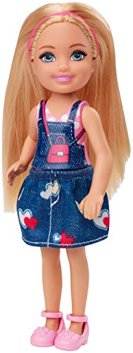 Barbie GHV65 - Chelsea-Puppe (15 cm, blond) im Oberteil mit Aufdruck und Jeansrock, Spielzeug für Kinder von 3 bis 7 Jahren von Barbie