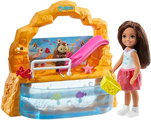 Barbie GHV75 - Club Chelsea Aquarium Spielset mit Puppe (brünett) und Zubehör, Spielzeug ab 3 Jahren von Barbie