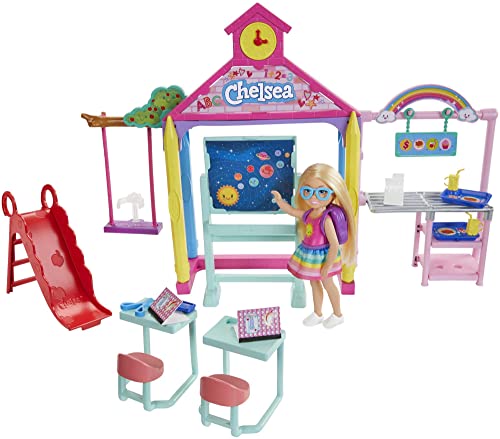 Barbie GHV80 - Club Chelsea Spielset mit Puppe und Schule, ca. 15 cm, blond, mit Accessoires, Spielzeug Geschenk für Kinder von 3 bis 7 Jahren von Barbie