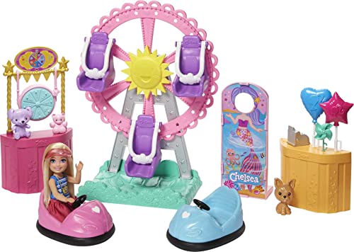 Barbie GHV82 - Chelsea Jahrmarkt-Spielset mit Puppe, ca. 15 cm, blond, mit Moden und Accessoires, mit Riesenrad, Autoskooter, Hündchen und mehr, Spielzeug Geschenk für Kinder von 3 bis 7 Jahren von Barbie