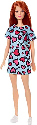 Barbie GHW48 - Chic Puppe im blauem Kleid mit lilafarbenem Herzaufdruck (rothaarig), Spielzeug ab 3 Jahren von Barbie