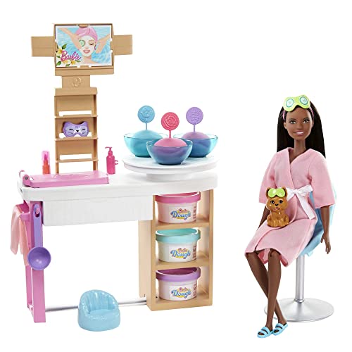 Barbie GJR85 Wellness Gesichtsmasken Spielset, brünette Puppe, Hündchen, Formen und Knete von Barbie