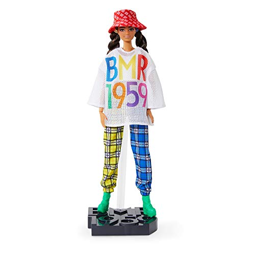 Barbie GNC48 - vollbewegliche Modepuppe (braune Haare, ca. 30 cm), mit Mesh-T-Shirt, Karierter Jogginghose und Bucket Hat, ab 6 Jahren von Barbie