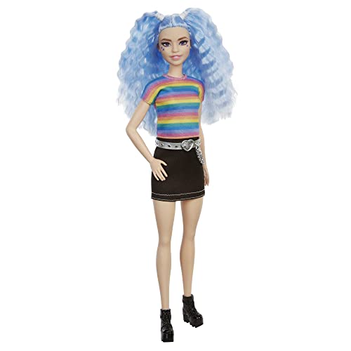 Barbie GRB61 - Fashionistas Puppe (blaue Haare) mit Zubehör, im Outfit mit Regenbogen-Shirt und Schuhen, Spielzeug für Kinder von 3 bis 8 Jahren von Barbie