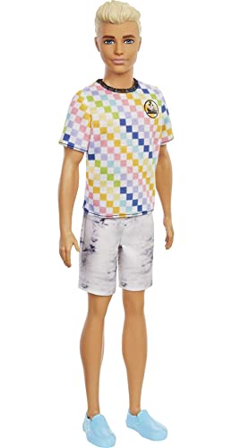 Barbie GRB90 - Ken Fashionistas Puppe (blond) mit Zubehör, im Shirt mit Karomuster und Schuhen, Spielzeug für Kinder von 3 bis 8 Jahren von Barbie